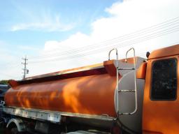 Mitsubishi FUSO tank lorry picture