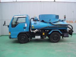 Isuzu ELF tank truck picture
