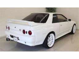 Nissan SKYLINE GT-R Crystal White BREMBO picture