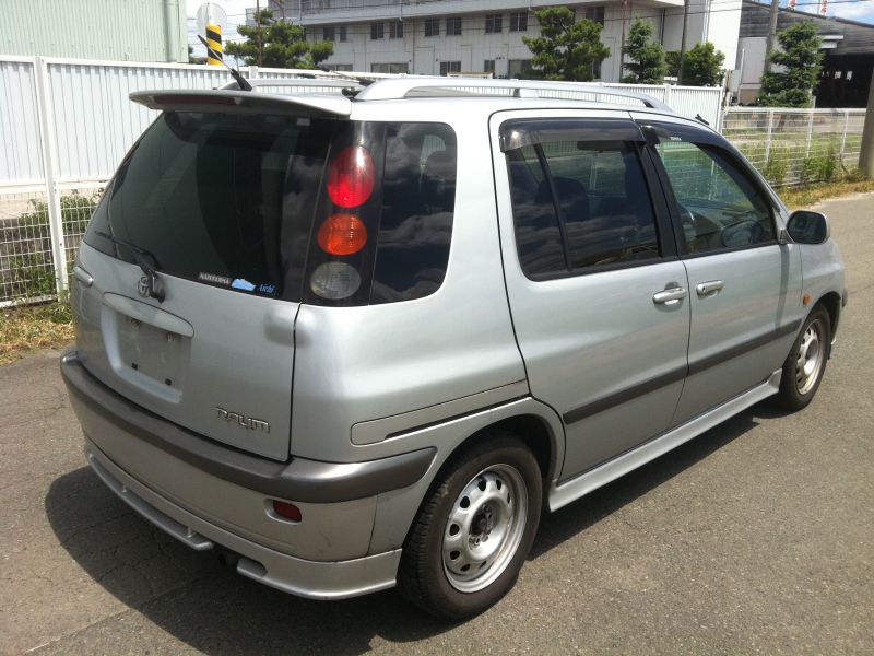 Toyota raum 1999