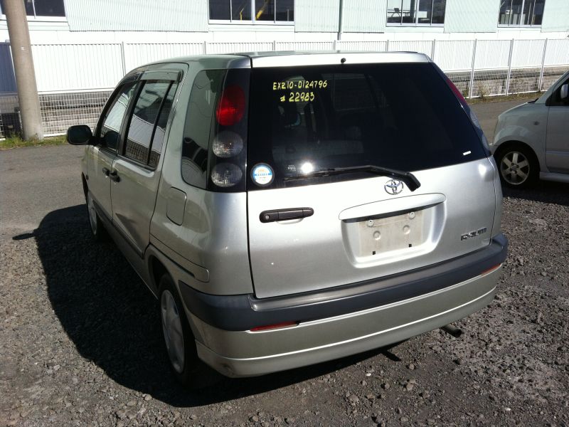 Toyota raum 2000