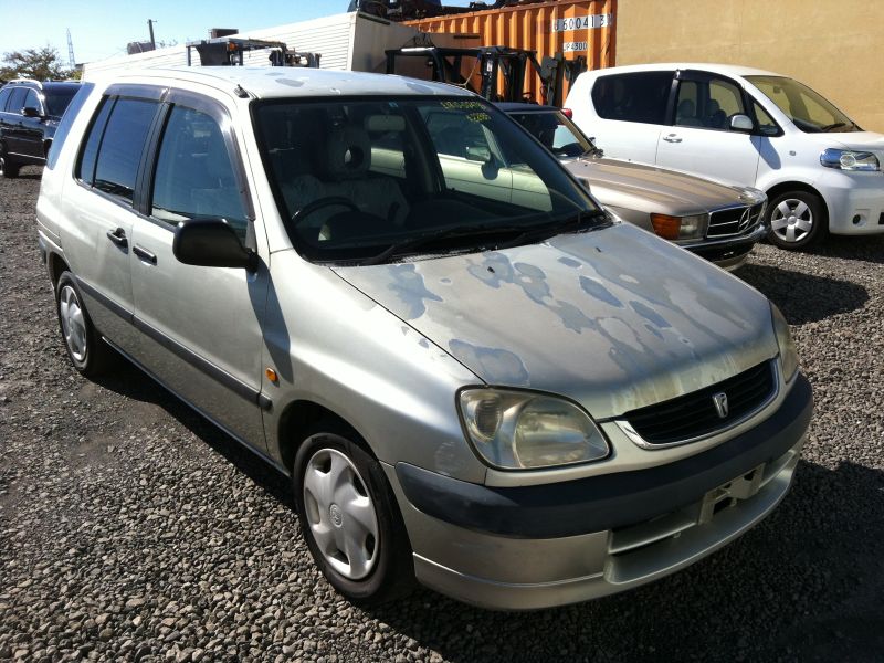 Toyota raum 2000